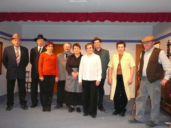 Très attendue par toutes celles et ceux qui ont eu le plaisir d’assister aux représentations de ces pièces par le Foyer rural de Vazerac-Labarthe, ce recueil bilingue occitan français reprend les pièces écrites par Jean Claude Hébrard